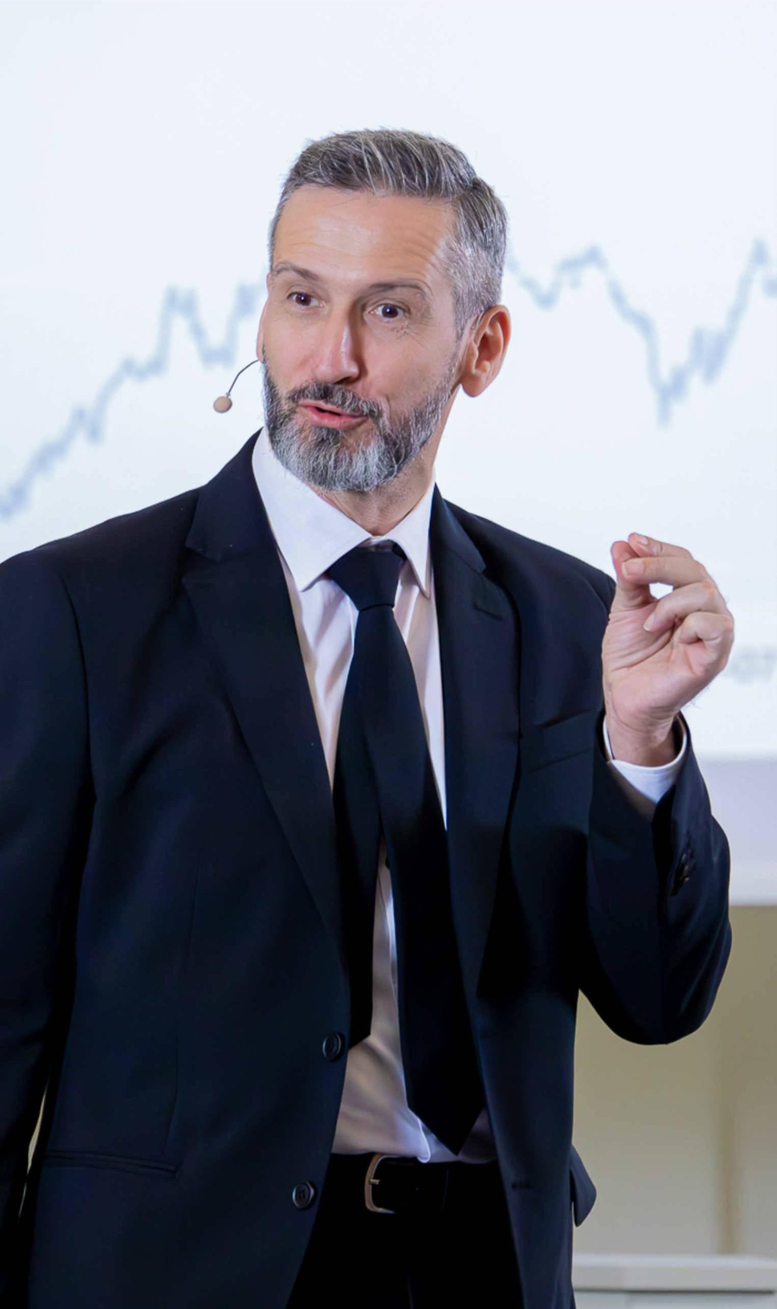 Fondatore della scuola di trading, esperto in formazione e coaching finanziario