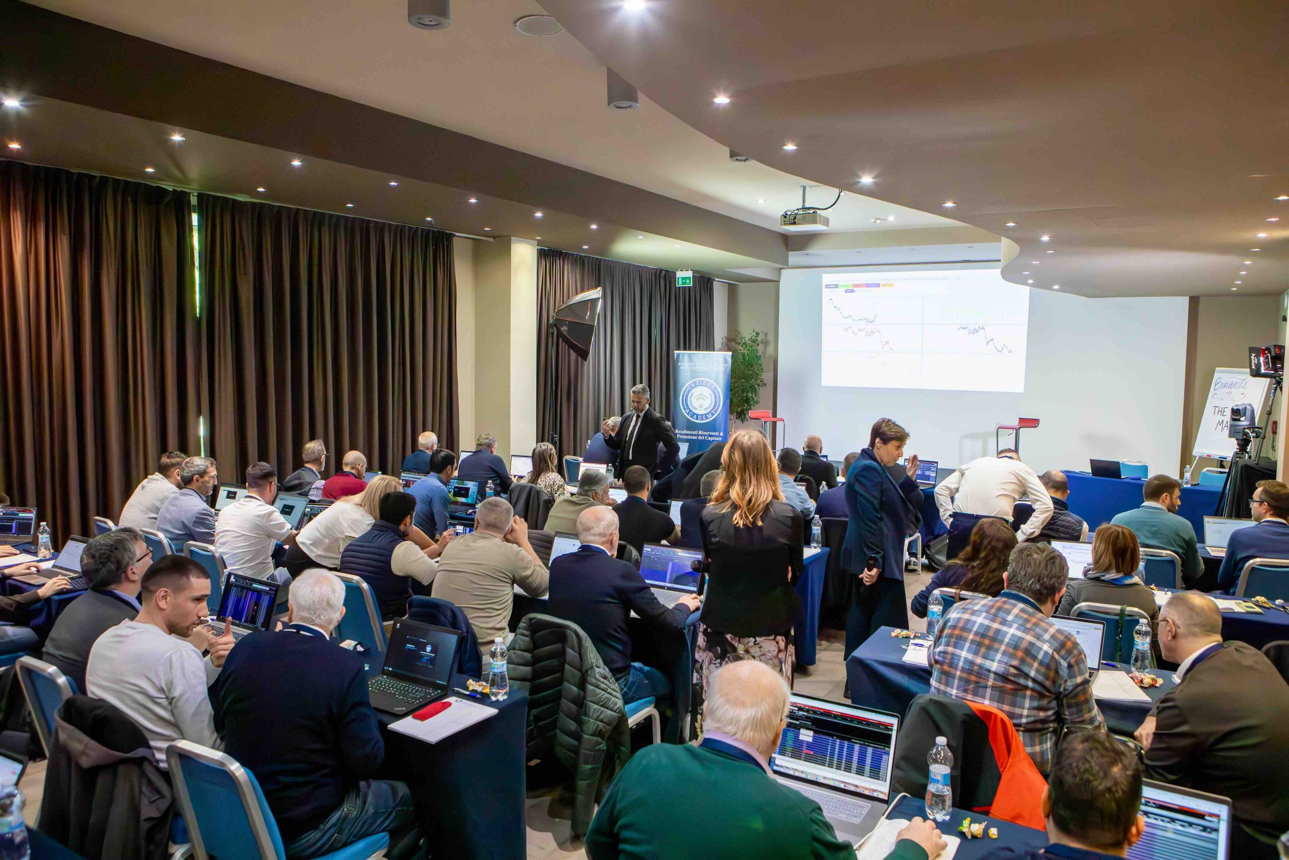 Studenti al lavoro sui computer durante una lezione in aula di Insider Academy