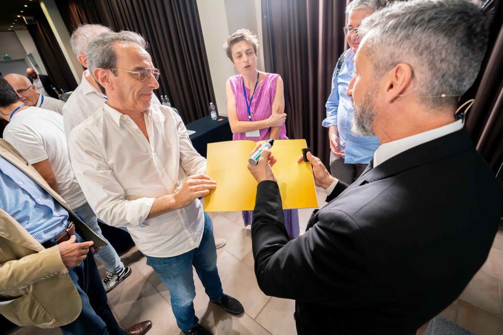 Firma e incontro con il docente del corso Insider Academy